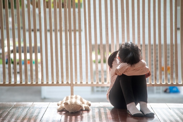 Les parents ont laissé la fille Pour rester seule à la maison elle est très pauvre