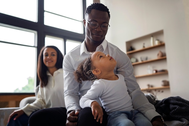 Les parents passent du temps avec leur bébé noir