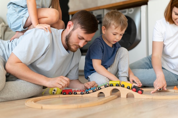 Photo les parents passent du temps avec leurs enfants