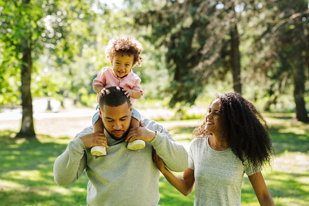 Des parents avec un petit garçon dans le parc