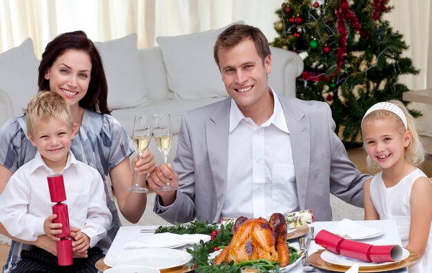 Parents portant du vin au dîner de Noël