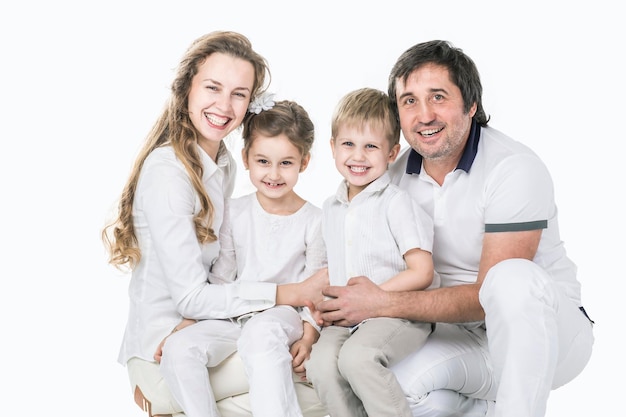 Parents de portrait de famille avec fille et fils sur fond blanc