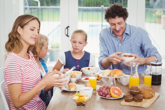 Parents prenant leur petit déjeuner avec des enfants