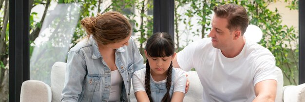 Photo des parents réconfortent leur fille avec des câlins synchronisés.