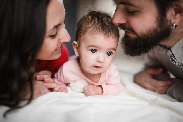 Photo les parents regardant leur bébé