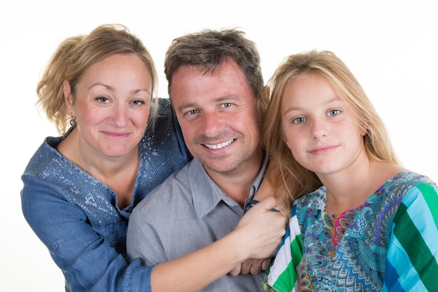 Photo parents riant avec leur fille isolée