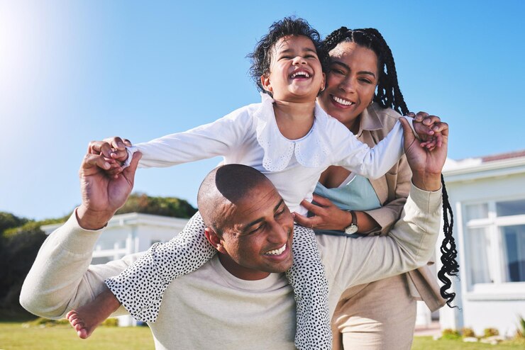 Photo les parents se superposent ou portrait d'un enfant dans la cour comme une famille heureuse pendant les vacances d'été ensemble sourire maman ou papa se liant avec un enfant excité à la maison avec amour, confiance ou soutien