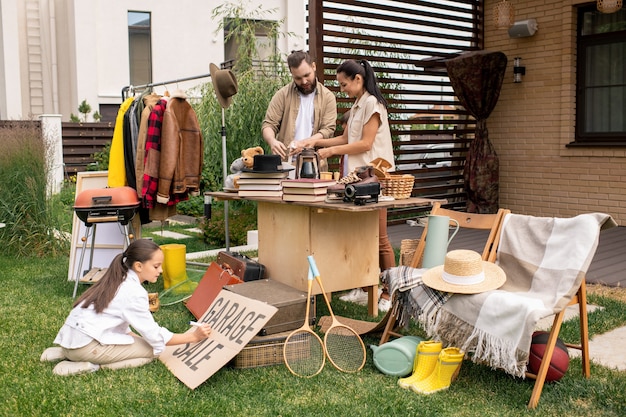 Les parents trient des trucs pour la vente de garage