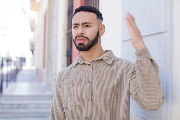 Paresseusement tôt le matin, je me réveille et j'ai l'air endormi, fatigué et ennuyé