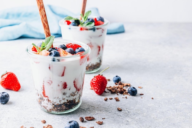 Parfait au granola avec yaourt granola au chocolat baies fraîches et feuilles de menthe