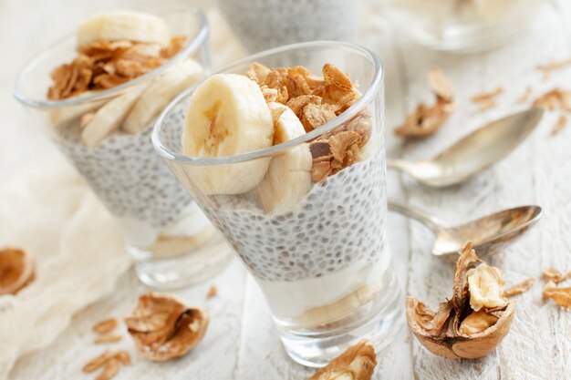 Parfait au pudding de chia, garni de banane et de granola