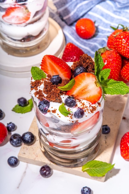 Parfait dessert étagé aux fraises