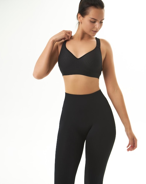 Parfait mince bronzé jeune corps féminin en vêtements de sport Concept corps parfait sans graisse motivation mode de vie sain routine de remise en forme Fond blanc isolé