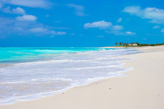 Parfait plage blanche aux eaux turquoises sur une île des Caraïbes