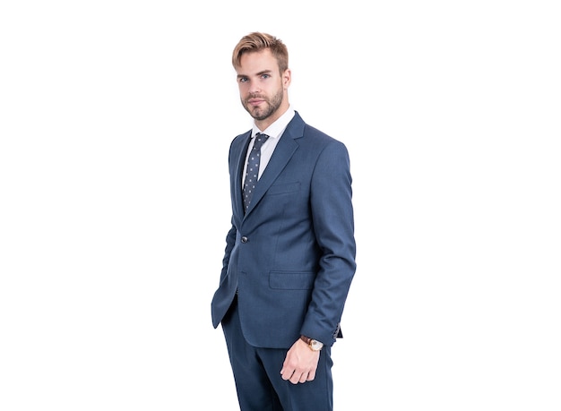 Parfait pour le bureau et les occasions spéciales. Beau mec en costume isolé sur blanc. Vêtements de cérémonie. Style chic. Style de mode. Vêtements de cérémonie. Vêtements pour hommes à la mode. Costume pour homme occupé. Marine classique.