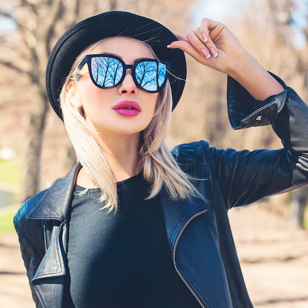 Parfaite jeune femme à l'extérieur Modèle féminin visage fille au chapeau noir