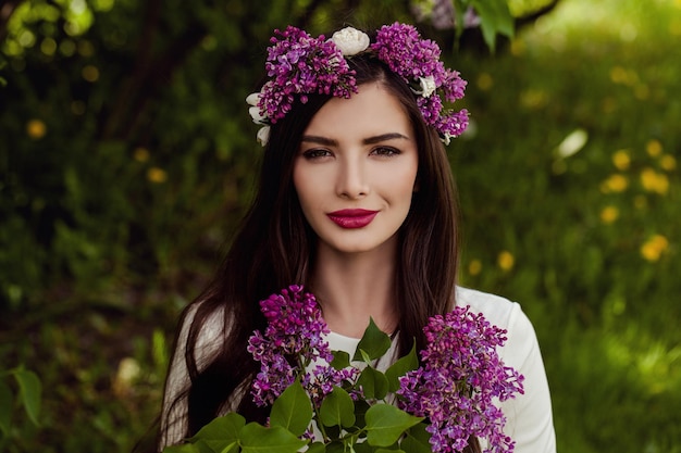 Parfaite jeune femme avec des fleurs à l'extérieur portrait de fantaisie d'été