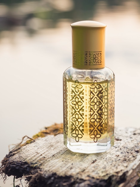 Photo parfum arabe oud attar ou parfums d'huile de bois d'agar en mini flacons.