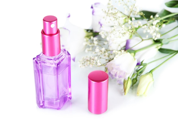 Parfum en bouteille et fleurs isolées sur blanc