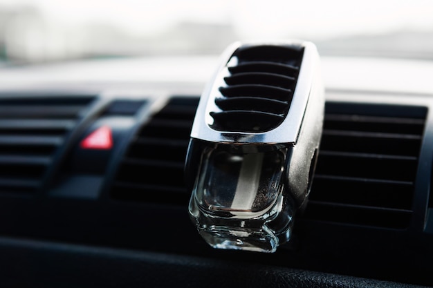 Parfum dans un bocal en verre pour voitures. Odeur fraîche dans la voiture