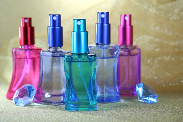 Parfum féminin dans de belles bouteilles se bouchent