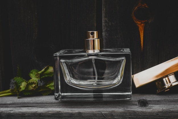 Parfum féminin avec des fleurs sur bois