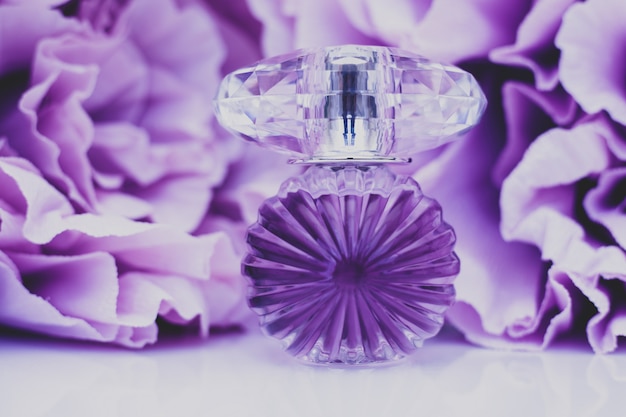 Parfum féminin sur la surface lilas