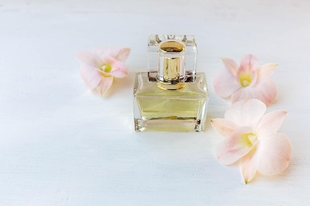 Parfum et flacon de parfum aux fleurs roses