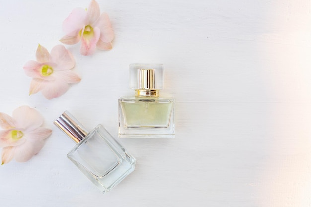 Parfum et flacon de parfum aux fleurs roses