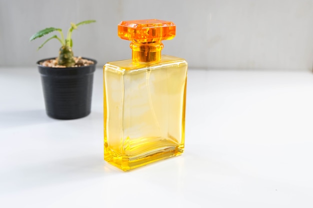 Parfum et flacons de parfum sur la table