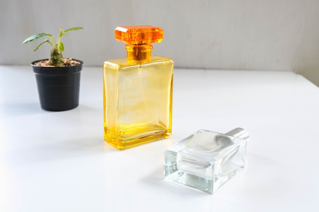 Parfum et flacons de parfum sur la table