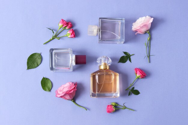 Parfum et fleurs sur fond coloré