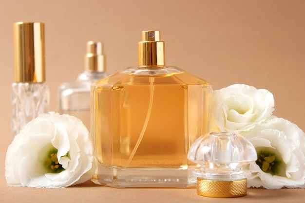 Parfum et fleurs sur fond coloré