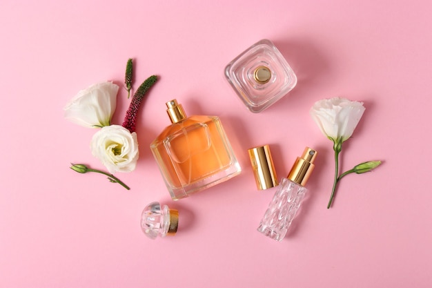 Parfum et fleurs sur fond coloré