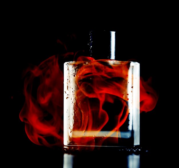 Parfum homme sur fond noir