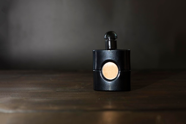 parfum homme sur fond noir