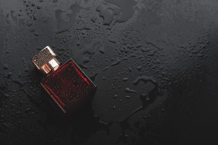 Photo parfum humide sur fond noir