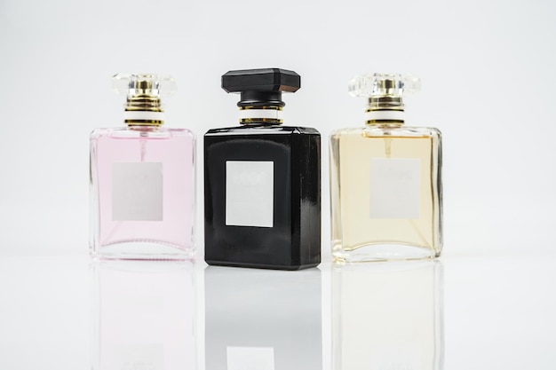 Parfum isolé sur fond blanc