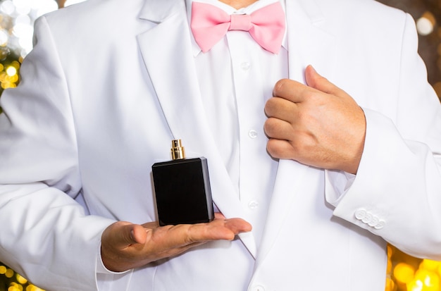 Parfum masculin, parfumerie, cosmétiques. Sentez le parfum. Costume cher.