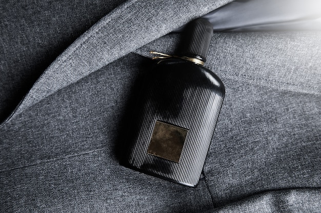 parfum noir sur un costume d'homme