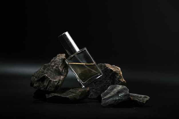 parfum sur une pierre sur fond sombre