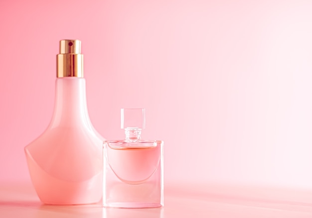 Parfum de soins de la peau et maquillage sur fond rose produits de beauté et cosmétiques de luxe