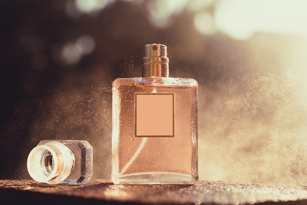 Parfum avec spray au soleil