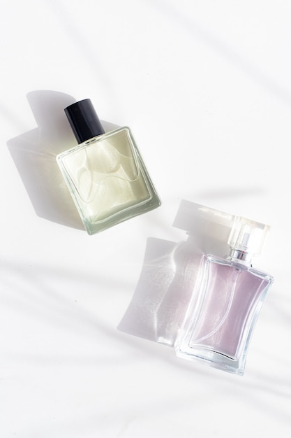 Parfum sur une surface blanche avec des ombres. Le choix du parfum. Aromathérapie.