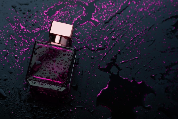 Parfum violet sur fond noir