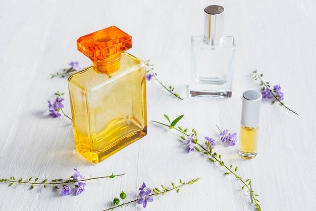 Parfums et flacons de parfum sur un bois blanc