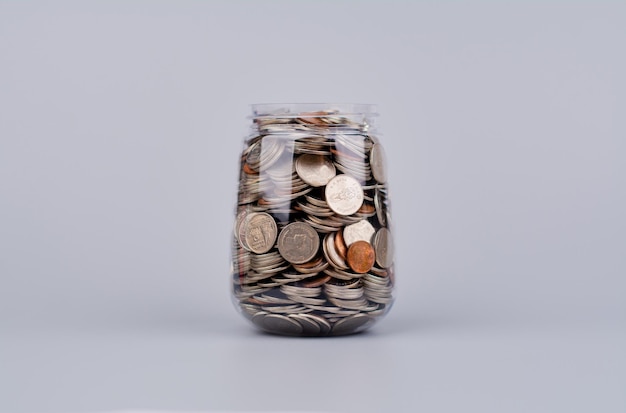 Épargne d'argent et de temps dans une bouteille de verre planification financière et investissement en bourse
