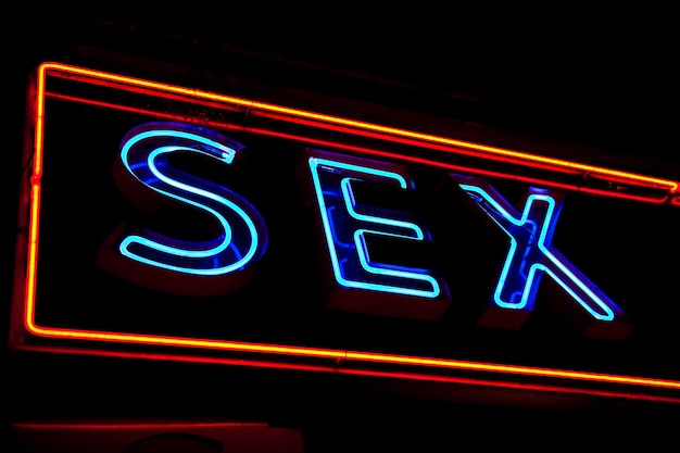 Paris - Détail de l'enseigne sexy, pas de logo sous copyright