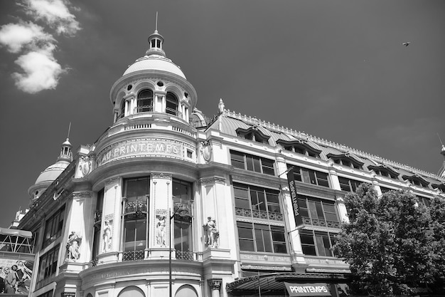 Paris France 01 juin 2017 Bâtiment du Printemps Grand magasin français Boutique et shopping Commerce de détail Mode et accessoires de luxe Beauté et style de vie Vêtements pour hommes Architecture urbaine sur ciel bleu