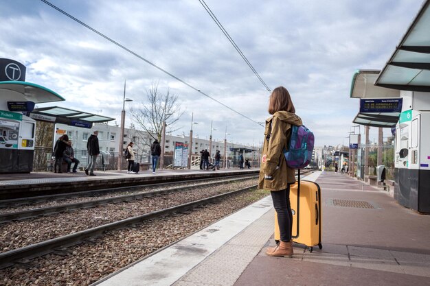 Photo paris, france - 04 avril 2018 : vue sur la plate-forme du belvédère et la fille attendant le train